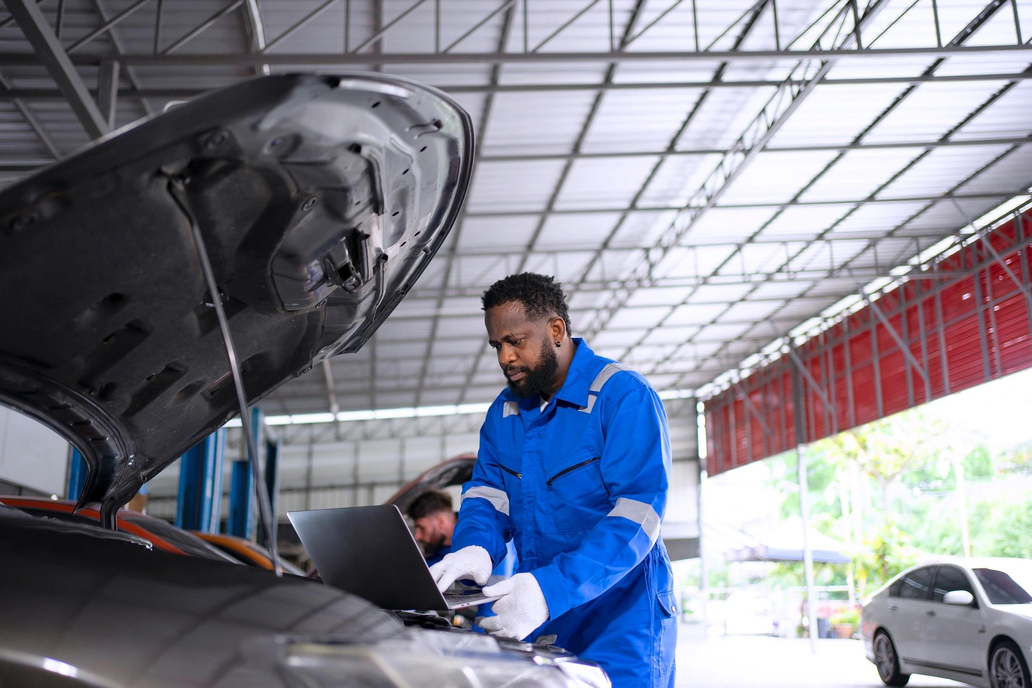 Técnico certificado trabalhando em sistemas elétricos